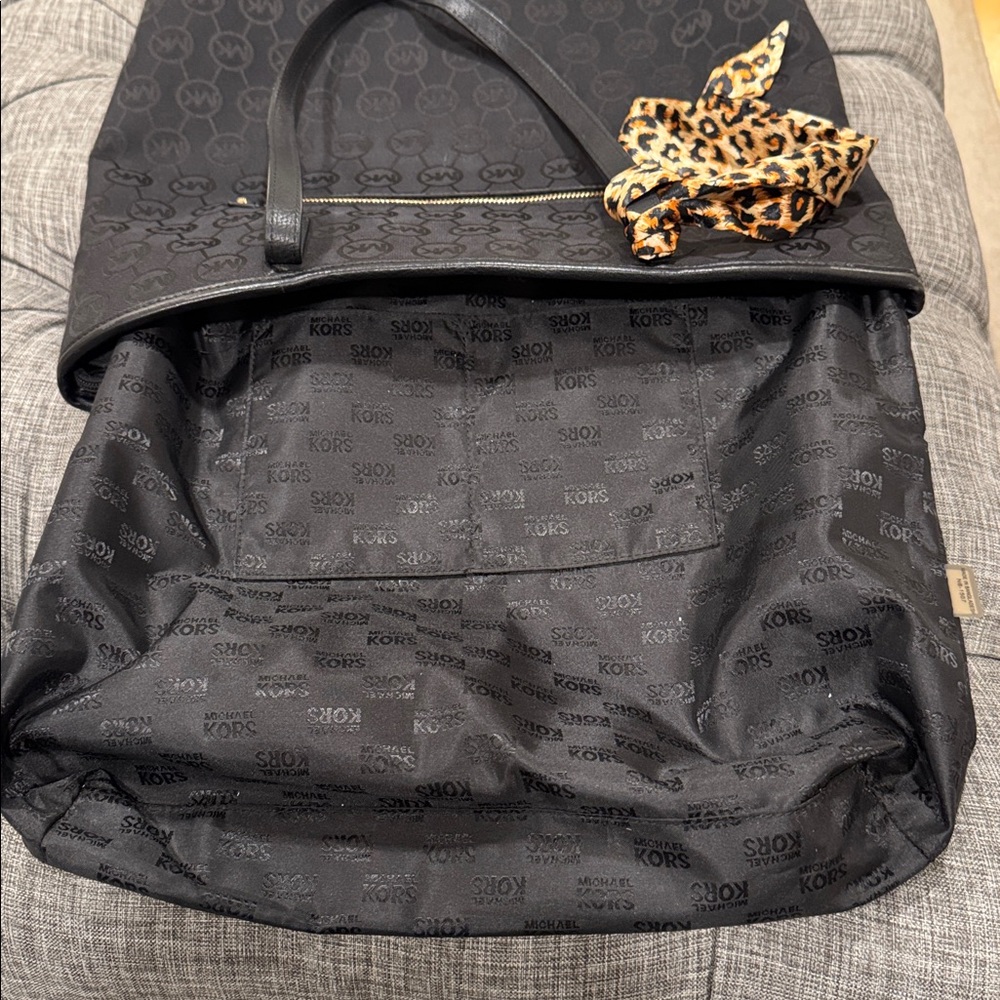 Michael Kors Bag Bennet Black Signature Logo Tote - Picture 14 of 17